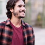 Nicolas Prattes Instagram - Hoje estreia a 2ª temporada de VICKY E A MUSA. fui convidado pra interpretar o “Davi” ao mesmo tempo em que fazia leituras e preparação de TODAS AS FLORES. Em alguns dias saia da gravação de Vicky e ia pra preparação de Todas as Flores. Ontem, Inclusive, Todas as flores ganhou o @rosedorawards ! Merecidamente🌟 As duas equipes me acolheram muito Bem. O Sagrado e o Lúdico, me alimentam. Sendo assim, A Busca Faz Sentido ❤️ Fotos de @andrehawk
