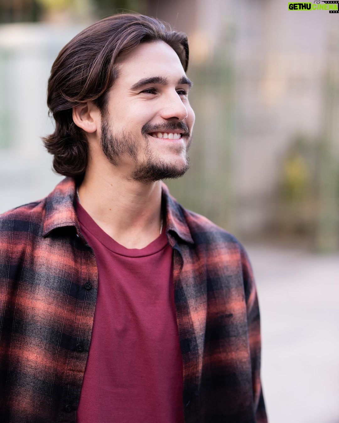 Nicolas Prattes Instagram - Hoje estreia a 2ª temporada de VICKY E A MUSA. fui convidado pra interpretar o “Davi” ao mesmo tempo em que fazia leituras e preparação de TODAS AS FLORES. Em alguns dias saia da gravação de Vicky e ia pra preparação de Todas as Flores. Ontem, Inclusive, Todas as flores ganhou o @rosedorawards ! Merecidamente🌟 As duas equipes me acolheram muito Bem. O Sagrado e o Lúdico, me alimentam. Sendo assim, A Busca Faz Sentido ❤️ Fotos de @andrehawk