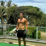 Nicolas Prattes Instagram – Frente e Verso 🤍 🥊 

Esse Ano o Boxe vai estar mais presente na minha vida…… 🎥