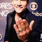 Nicolas Prattes Instagram - #MELHORESDOANO 🏆 A alegria de quem venceu a categoria “Ator Coadjuvante”: @nicolasprattes! 🧡