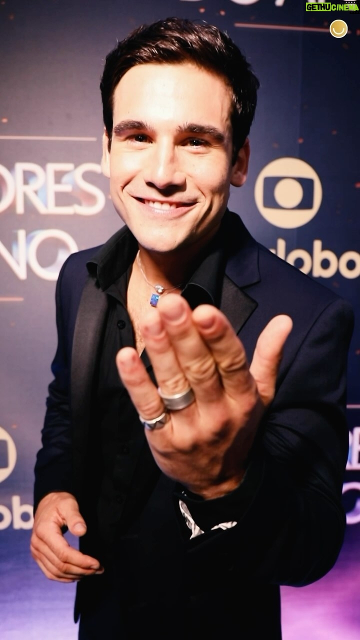 Nicolas Prattes Instagram - #MELHORESDOANO 🏆 A alegria de quem venceu a categoria “Ator Coadjuvante”: @nicolasprattes! 🧡