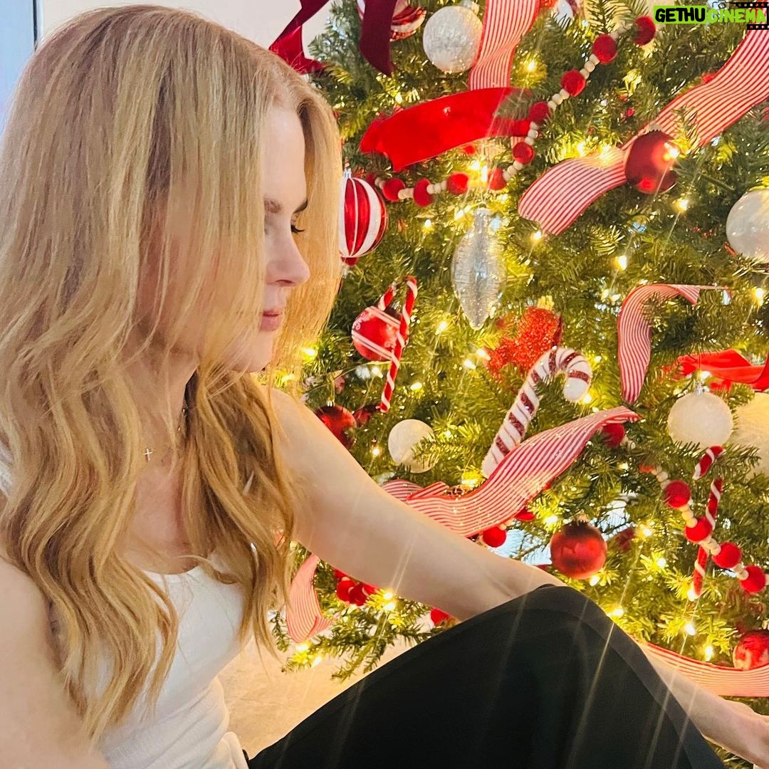 Nicole Kidman Instagram - Wishing you and yours the loveliest of holidays! 🎄💕
