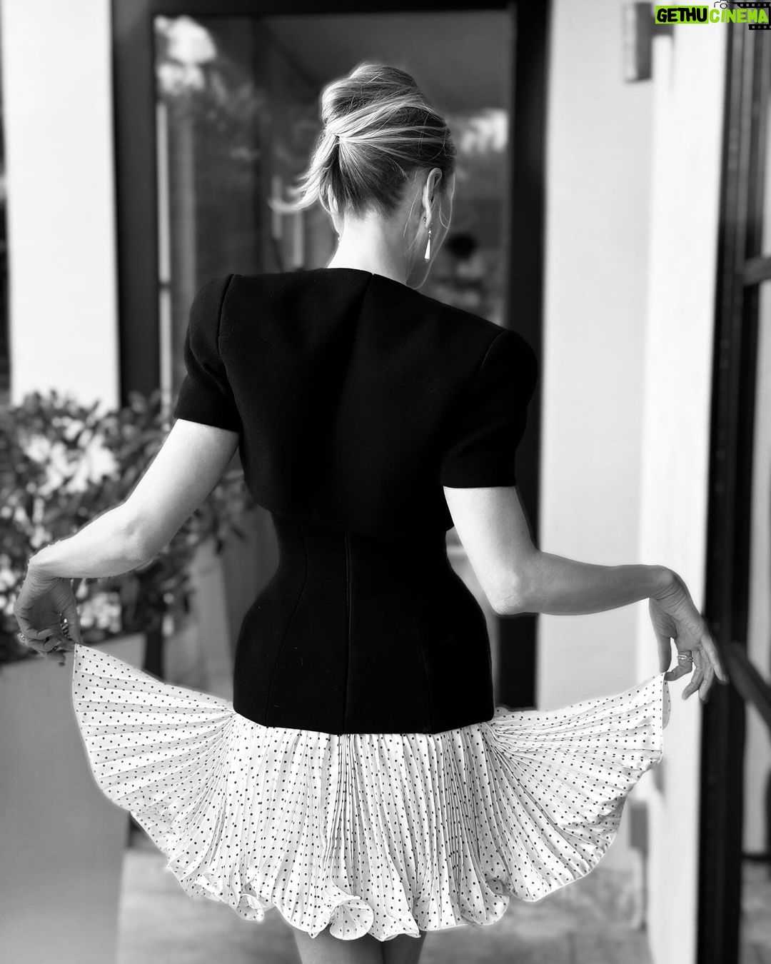 Nicole Kidman Instagram - Kicking off press for #Expats…🖤 Here we go!! xx
