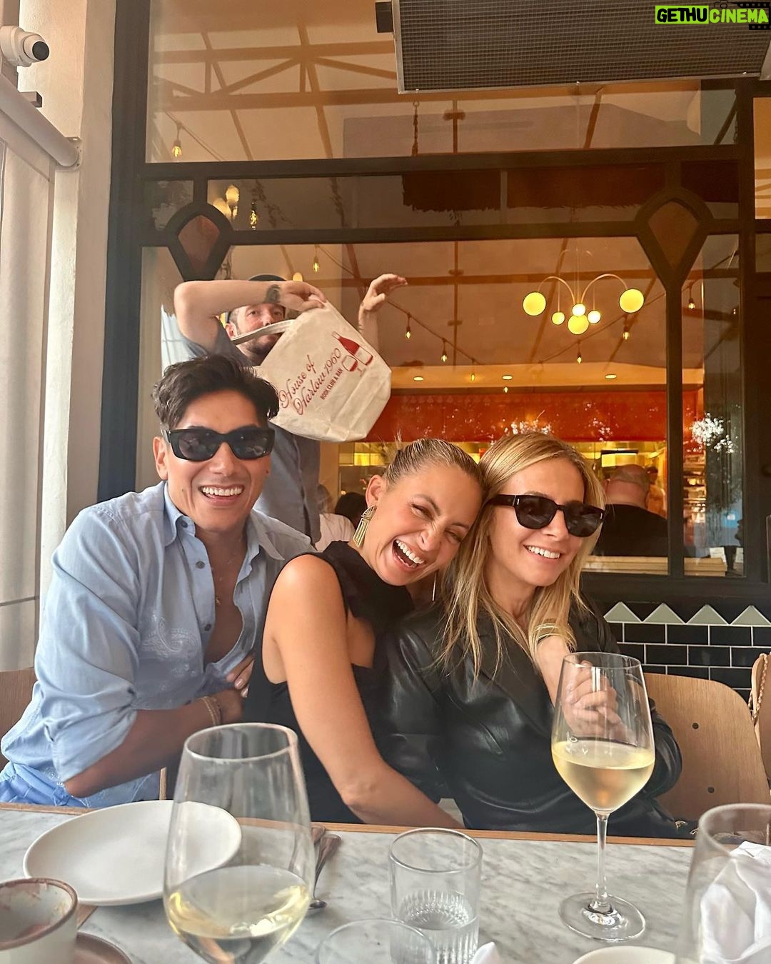 Nicole Richie Instagram - Our 1st book exchange and wine bar was 💯. @houseofharlow1960 @revolve 📸 @jordankelseyknight Saffy's