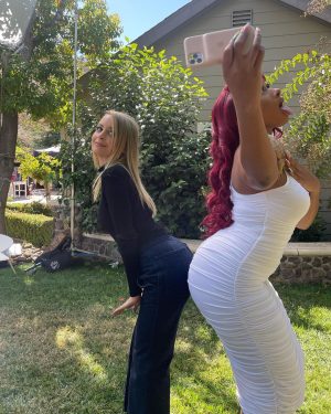Nicole Richie Instagram - Here are some photos of me, @theestallion, & my bearded dragon Speedy touching butts & taking selfies. Have a blessed weekend! #offtheleash #nikkifresh 👅🦎