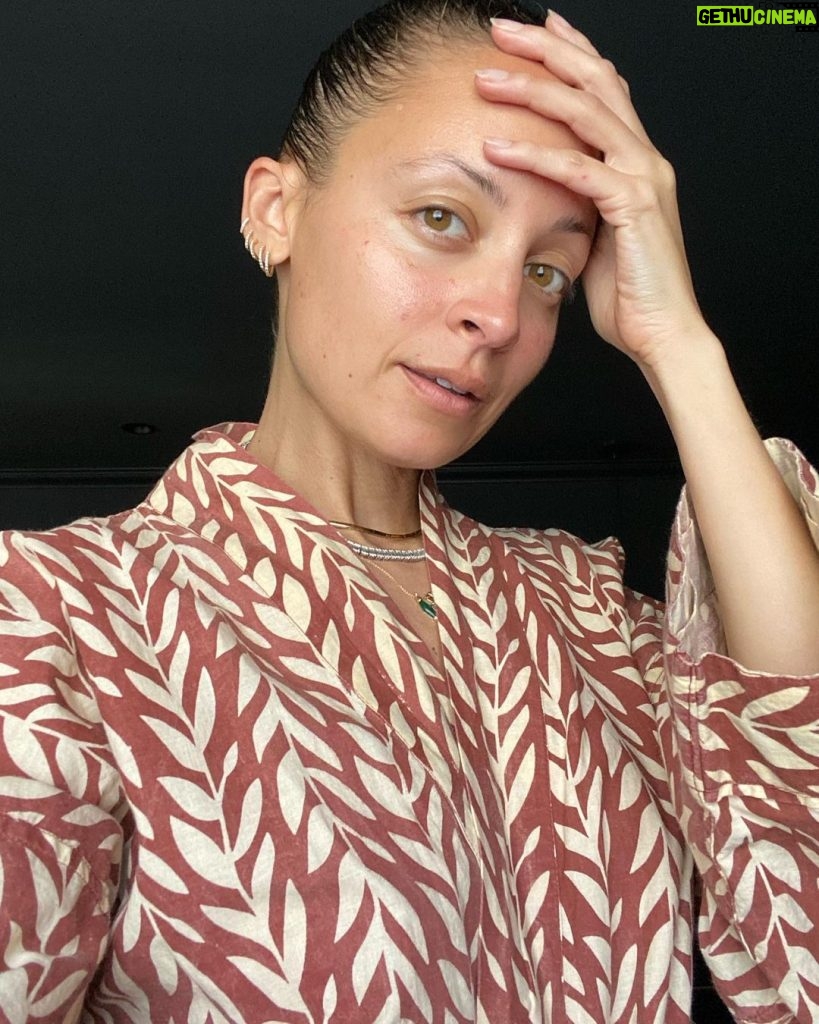 Nicole Richie Instagram - Good morning from me & my robe 🌞 H O H x E T S Y