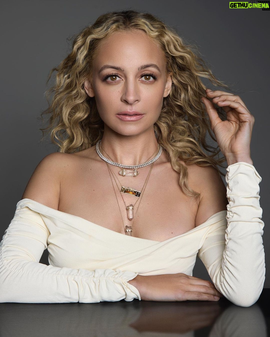 Nicole Richie Instagram - Which element are you? 🌎 HOHxCLEO 🌎 ♍️💎