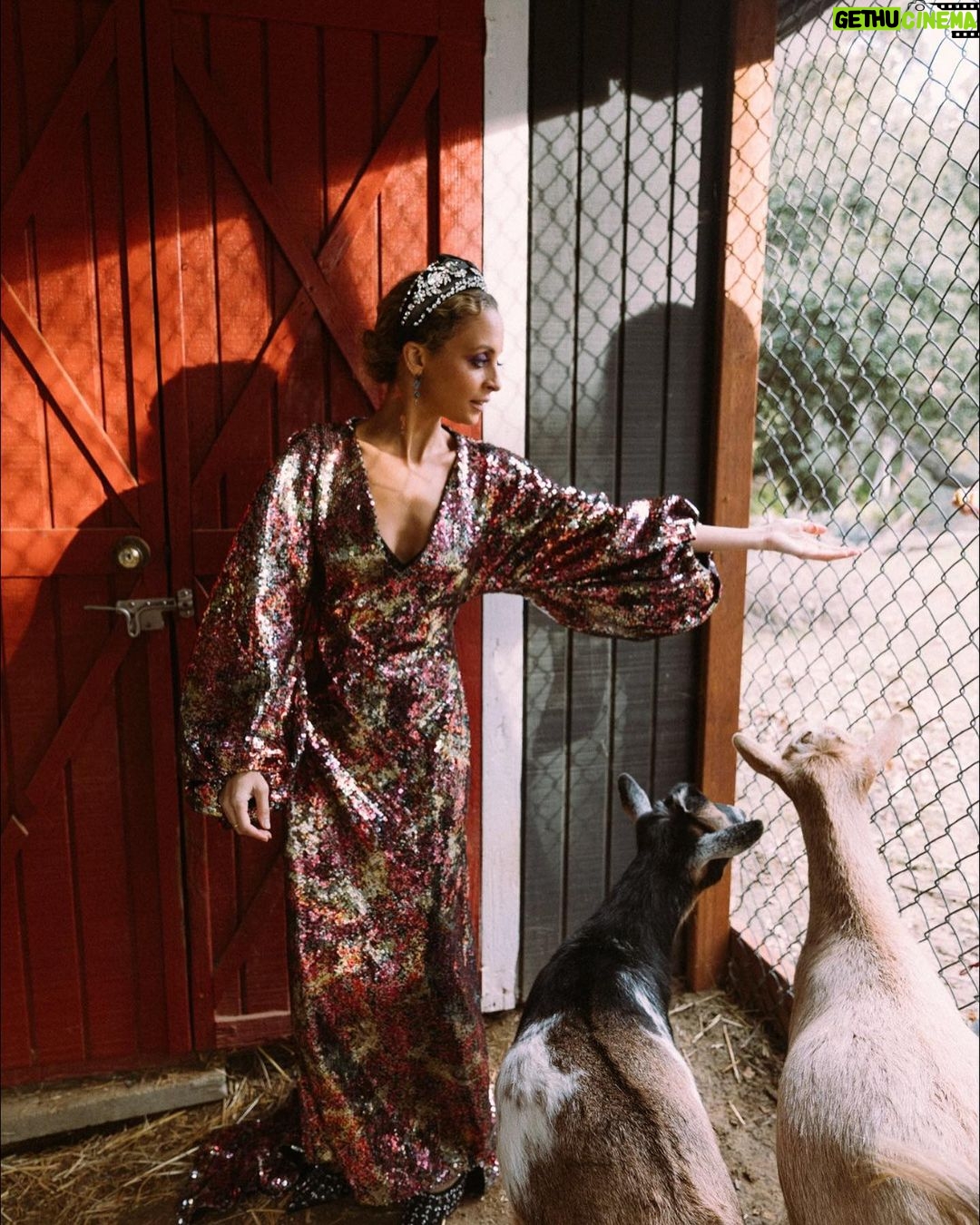 Nicole Richie - 119.2K Likes - Ready to clap, bounce, drop, & compost?
NIKKI FRE$H is now on @therokuchannel because sex sells and so does gardening πππ₯¦πΆπ€π·