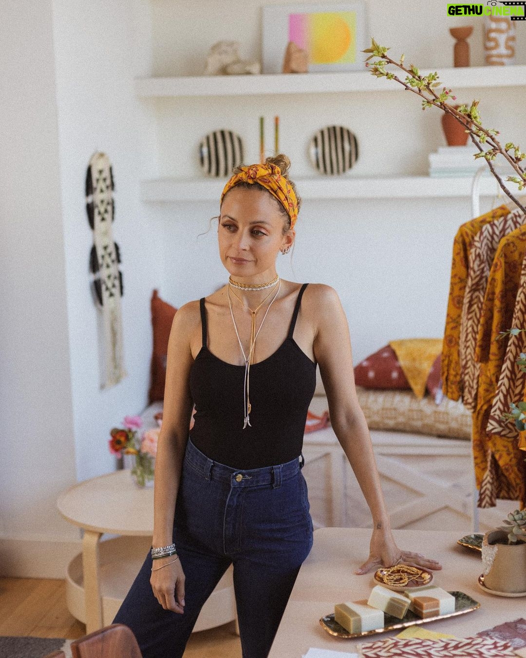 Nicole Richie Instagram - ITS HERE! I am beyond excited to announce my @Etsy Creator Collaboration! I partnered with 9 Etsy artisans to co-create a limited edition collection available exclusively on Etsy. It’s been amazing to collaborate with a diverse group of Etsy sellers to bring this collection to life. Explore and shop the collection at etsy.com/houseofharlow1960 (also link in bio)