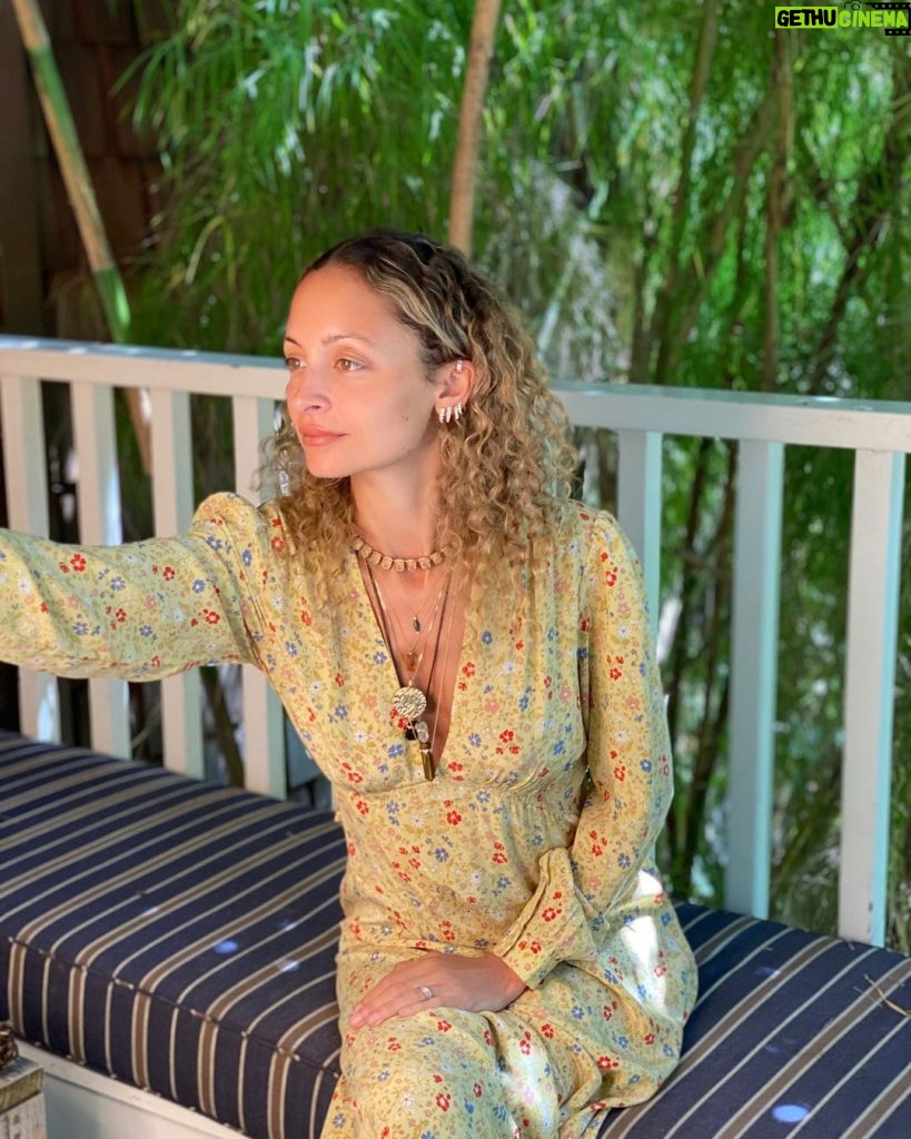 Nicole Richie Instagram - Thank you to everyone who joined the @baby2baby Mothers Day live event. And a double thank you for having patience with me as I worked through some technical difficulties. Im an old fashioned gal living in a young modern world, and sometimes, all you can control is yourself and your neck story 💍. If you missed the live chat, you can watch it on @baby2baby IGTV. Shout out to all the other mothers who came together for this @jessicaalba @aliwong @busyphilipps @kellyrowland @ciara @gwynethpaltrow @jennifer.garner @jennadewan @zoesaldana @chrissyteigen @drewbarrymore @katehudson & @kerrywashington and shout out to ALL of the moms out there I will be celebrating you tomorrow 💛💛 HAPPY MOTHERS DAY!
