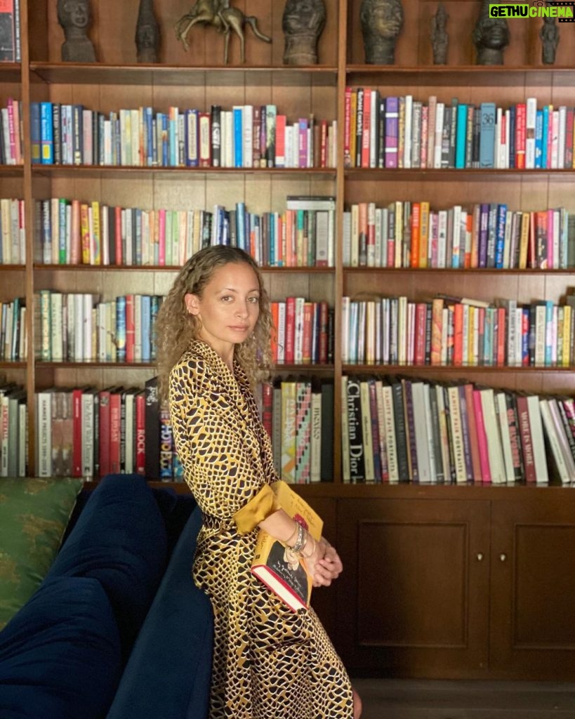 Nicole Richie Instagram - I shared some of the books I’ve been reading during quarantine with @voguemagazine. What are you guys reading? ♥️ 📸 by in-demand fashion photographer @joelmadden