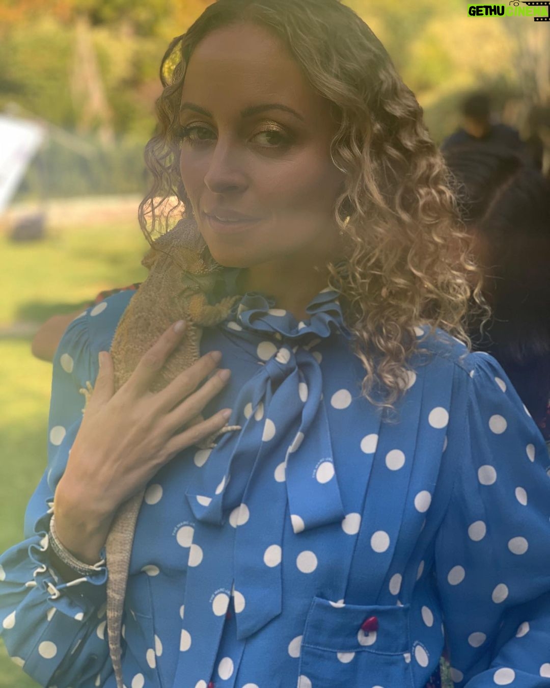 Nicole Richie Instagram - Wake up Speedy, Vogue’s calling. @britishvogue #bts 🦎