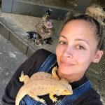 Nicole Richie Instagram - Saturday morning! #nikkifresh 🌞🥬🐓🥕🦎
