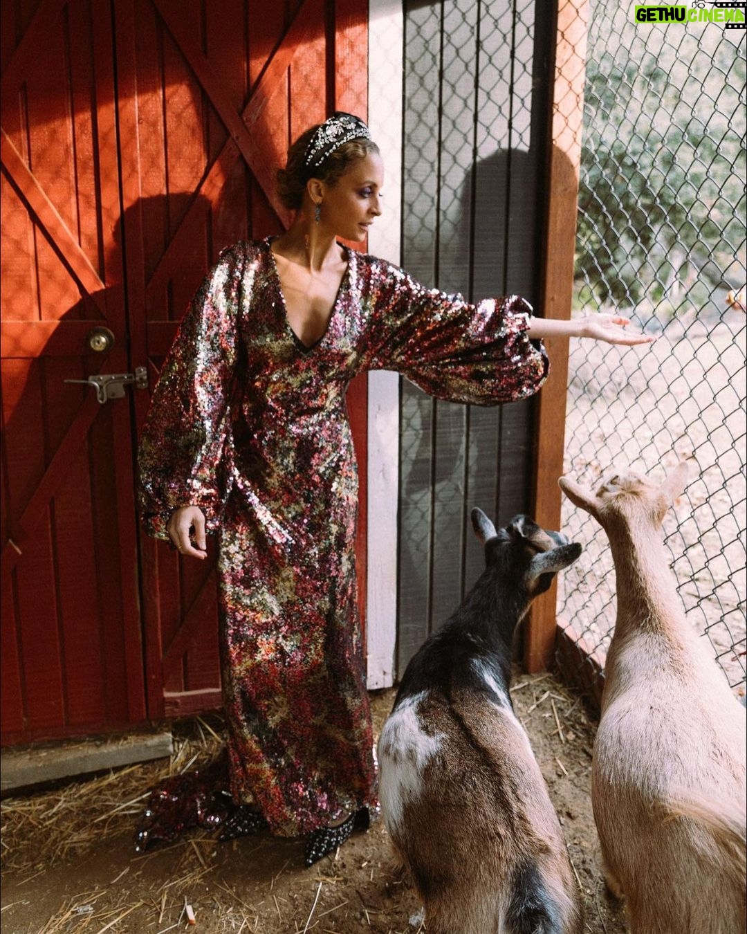 Nicole Richie Instagram - Saving bees, vegetables, & the world one bop at a time. #NIKKIFRESH is out now on @quibi 🎤🐓