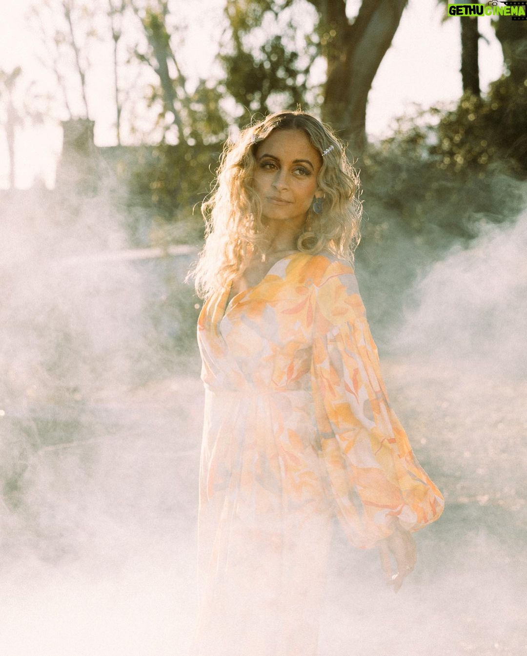 Nicole Richie Instagram - Saving bees, vegetables, & the world one bop at a time. #NIKKIFRESH is out now on @quibi 🎤🐓