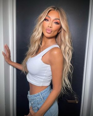 Nicole Scherzinger Instagram - Whatchu think of this tiramisu colored hair !? 

Hair: @dimitrishair 
Makeup: @miyakemakeup 
Styling: @highheelprncess