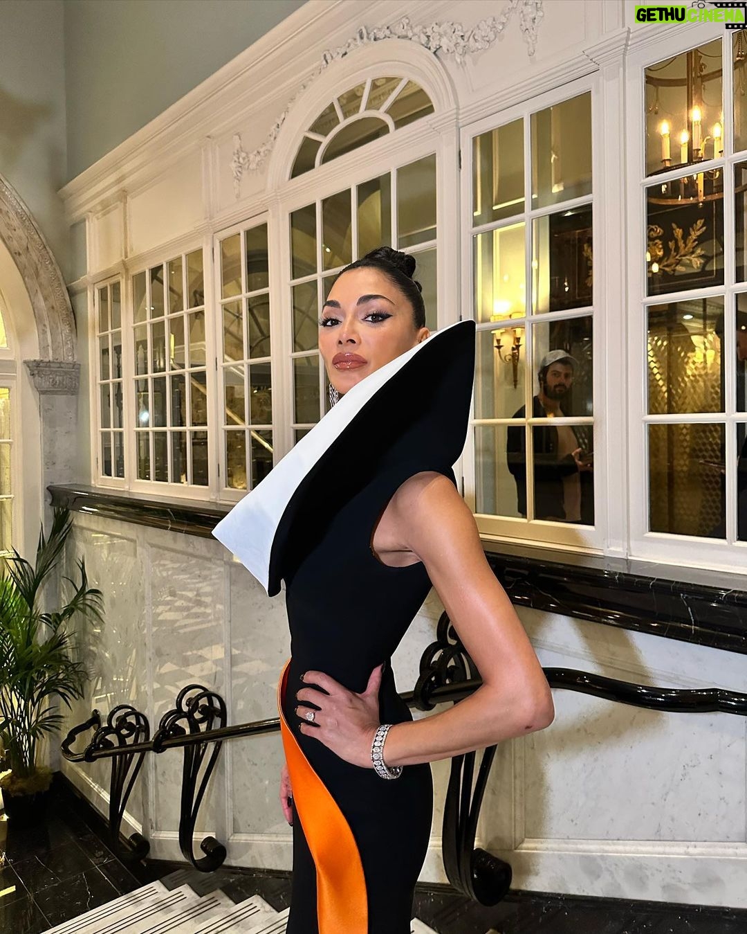Nicole Scherzinger Instagram - Still buzzing from Opening Night, so grateful for this unbelievable evening surrounded by family and friends as we opened Sunset Boulevard in London 🖤 @sunsetblvdmusical