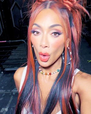 Nicole Scherzinger Instagram - Tonight's 2000s look for @maskedsingerfox is giving y2k hunnyyy 💅🏽

Glam by: @miyakemakeup @dimitrishair @highheelprncess