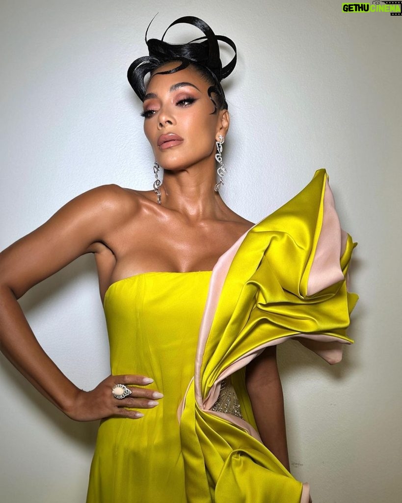 Nicole Scherzinger Instagram - Can we have a little commotion for the dress 💛☀️✨ Glam by: @miyakemakeup @robsalty @highheelprncess