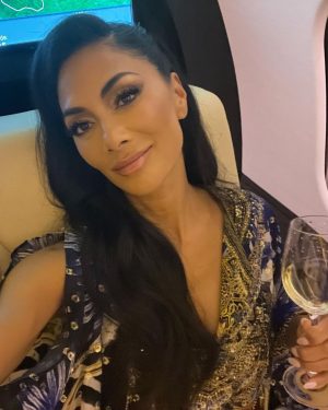 Nicole Scherzinger Instagram - Channelling my inner Norma Desmond 🥂 wonder if I’ll see a Sunset out of the window 👀🌅