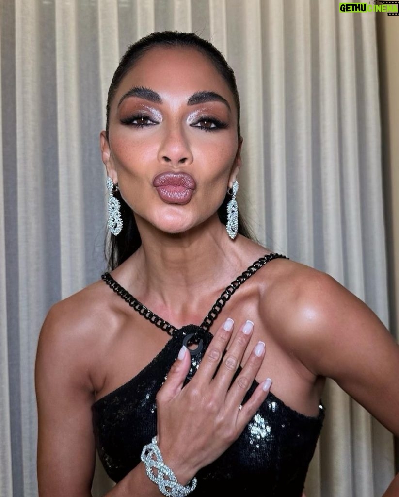 Nicole Scherzinger Instagram - Thankyou so much @whatsonstage awards for this honor. Thankyou to all the beautiful people who voted! I couldn’t have been more proud of my @sunsetblvdmusical cast, crew and creative family as we took home 7 awards last night together! Thankyou @andrewlloydwebber and @jamielloyd I love you both so much. So truly grateful! 🙏🏽♥️ Makeup: @chykapuka Hair: @jmthair1 Nails: @thi.jackson Styling: @mrsemilyevans Dress: @jeanlouissabaji Shoes/Bag: @ginashoesofficial Jewels: @mouawad Photographer: @royjbaron