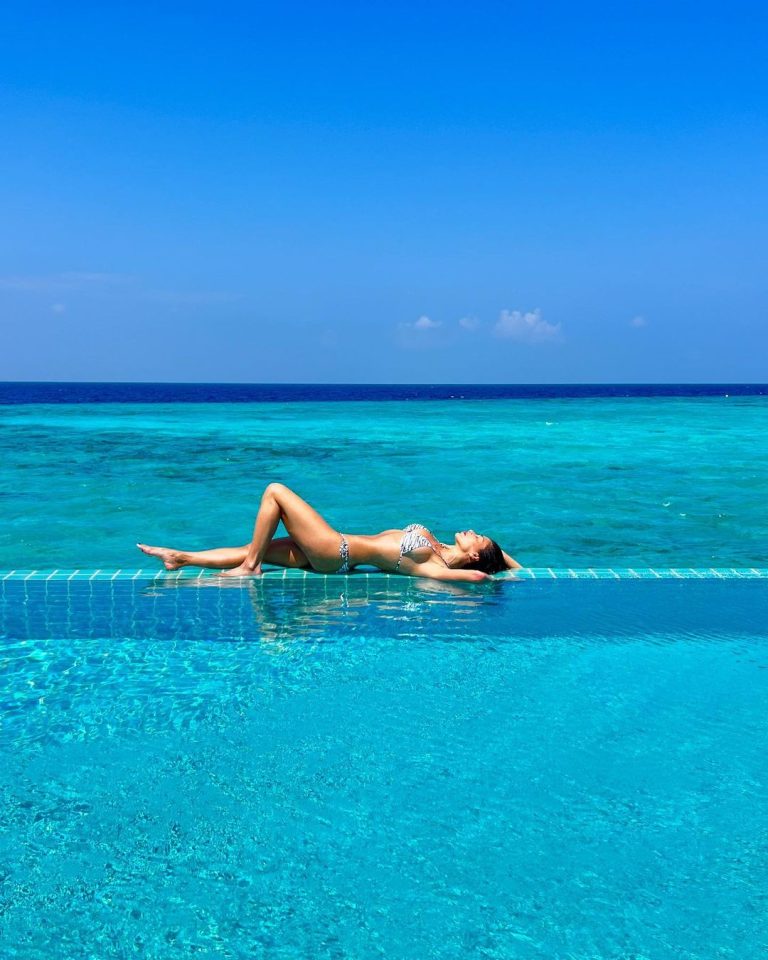 Nicole Scherzinger Instagram - Norma in the sun! ☀️ Sun-kissed and salty hair 🤍🩵🖤