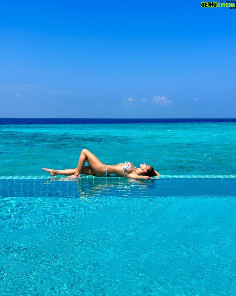Nicole Scherzinger Instagram - Norma in the sun! ☀️ Sun-kissed and salty hair 🤍🩵🖤