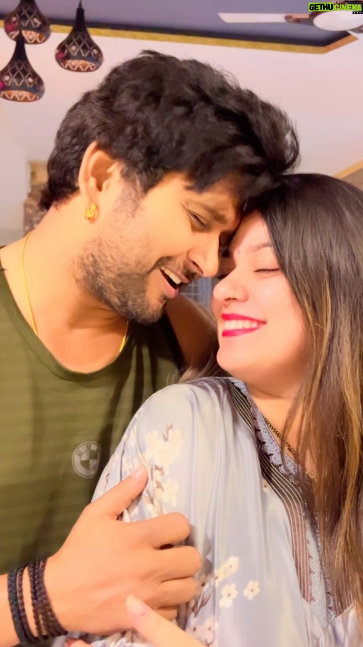 Nidhi Jha Instagram - सुखी दाम्पत्य जीवन के लिये ऐसे रील भी बनाना ज़रूरी है ♥️😜 #nemonikkuforever🧿❤️ #yk #yashkumarr #follow #like #share