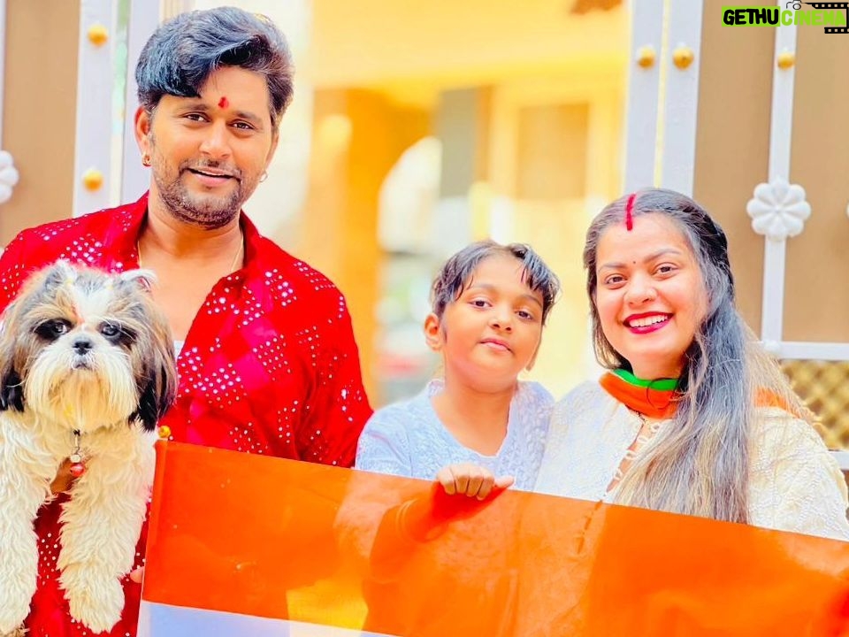 Nidhi Jha Instagram - मिश्रा परिवार की तरफ से आप सभी को गणतंत्र दिवस की अनंत शुभकामनाएं 🙏🙏🙏