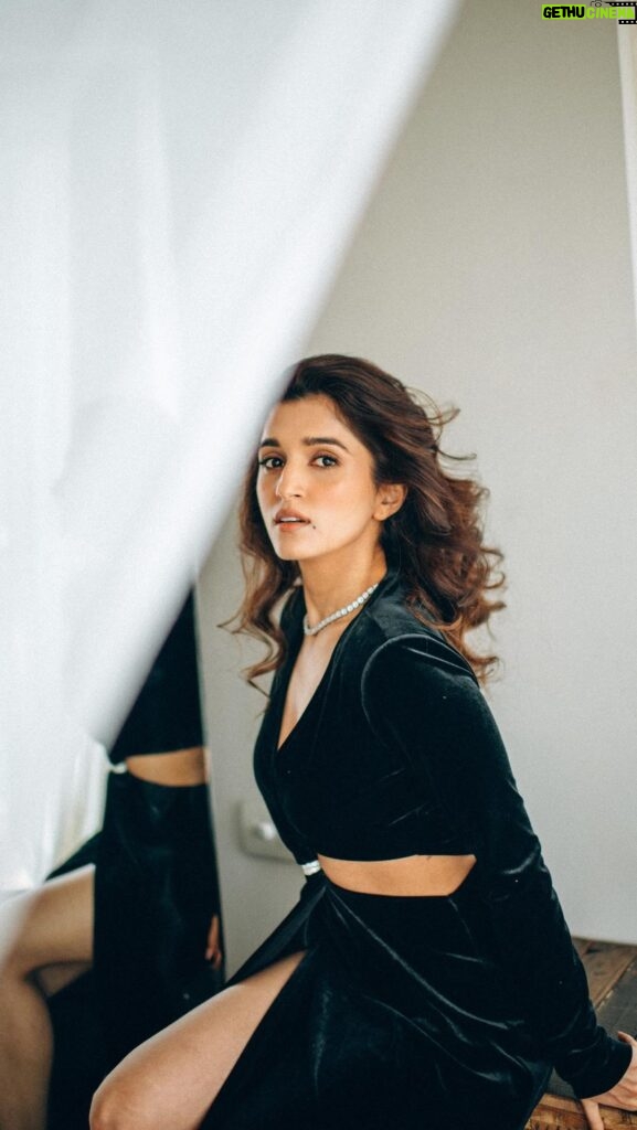 Nidhi Shah Instagram - A bunch of moods🖤🖤. . . Captured by - @bharat_rawail Styled by - @stylistshikhar