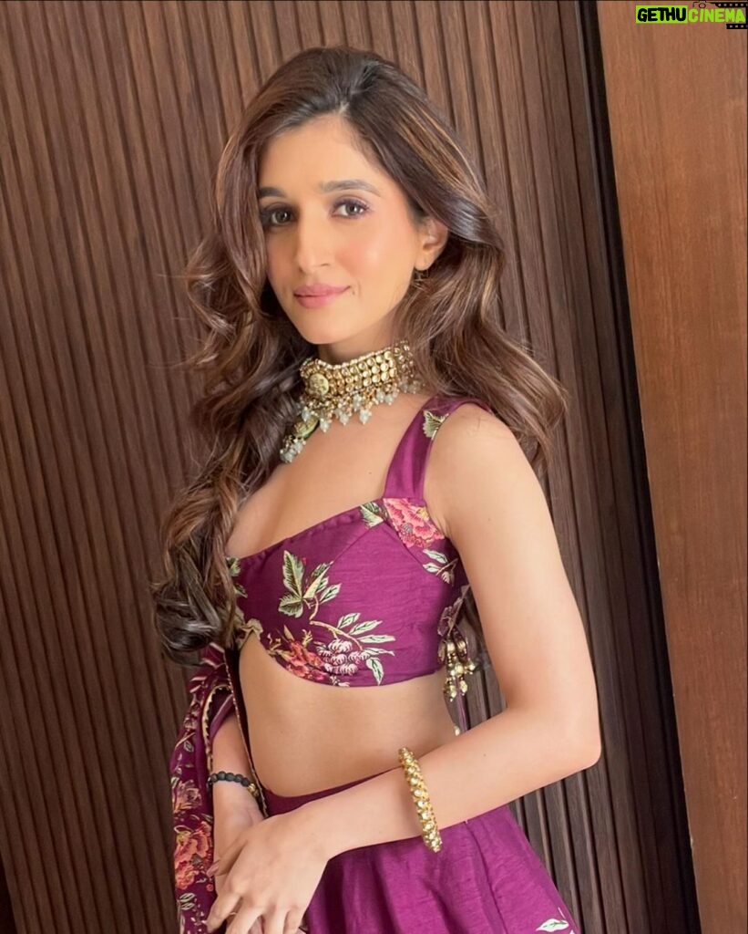 Nidhi Shah Instagram - Aur phir kuch yun hua k, apni he tasweer par dil agaya .. . Styled by @thedotdiary @thedottstyle Outfit by @irrauofficial Jewellery by @aquamarine_jewellery Makeup and hair by - @nishachandnanii Managed by - @diptishinde29