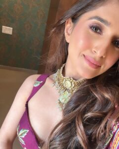 Nidhi Shah Instagram - Aur phir kuch yun hua k, apni he tasweer par dil agaya .. . Styled by @thedotdiary @thedottstyle Outfit by @irrauofficial Jewellery by @aquamarine_jewellery Makeup and hair by - @nishachandnanii Managed by - @diptishinde29