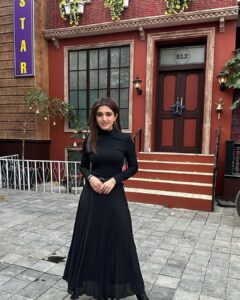 Nidhi Shah Instagram - There's a real nip in the air this morning. . . . . . Stylist - @nishabedii ❤️ Wearing - @zara Boots- @bershka Jewerly - @hm Bracelet - @curiocottagejewelry . . . . . #cozyvibesonly #shootlife #winter #work