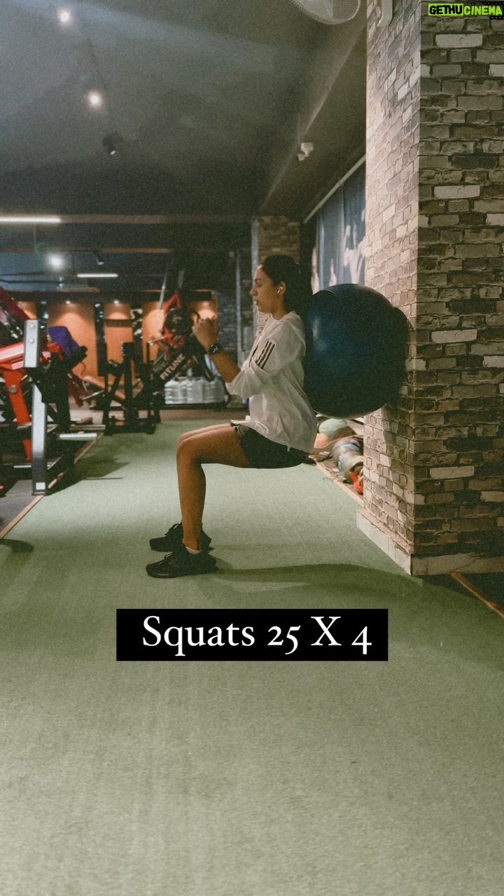 Niharika Konidela Instagram - Itβs a typical Tuesday at @antony.arnoldfitnessgym ππ½ββοΈ V.C. @vithikasheru π€