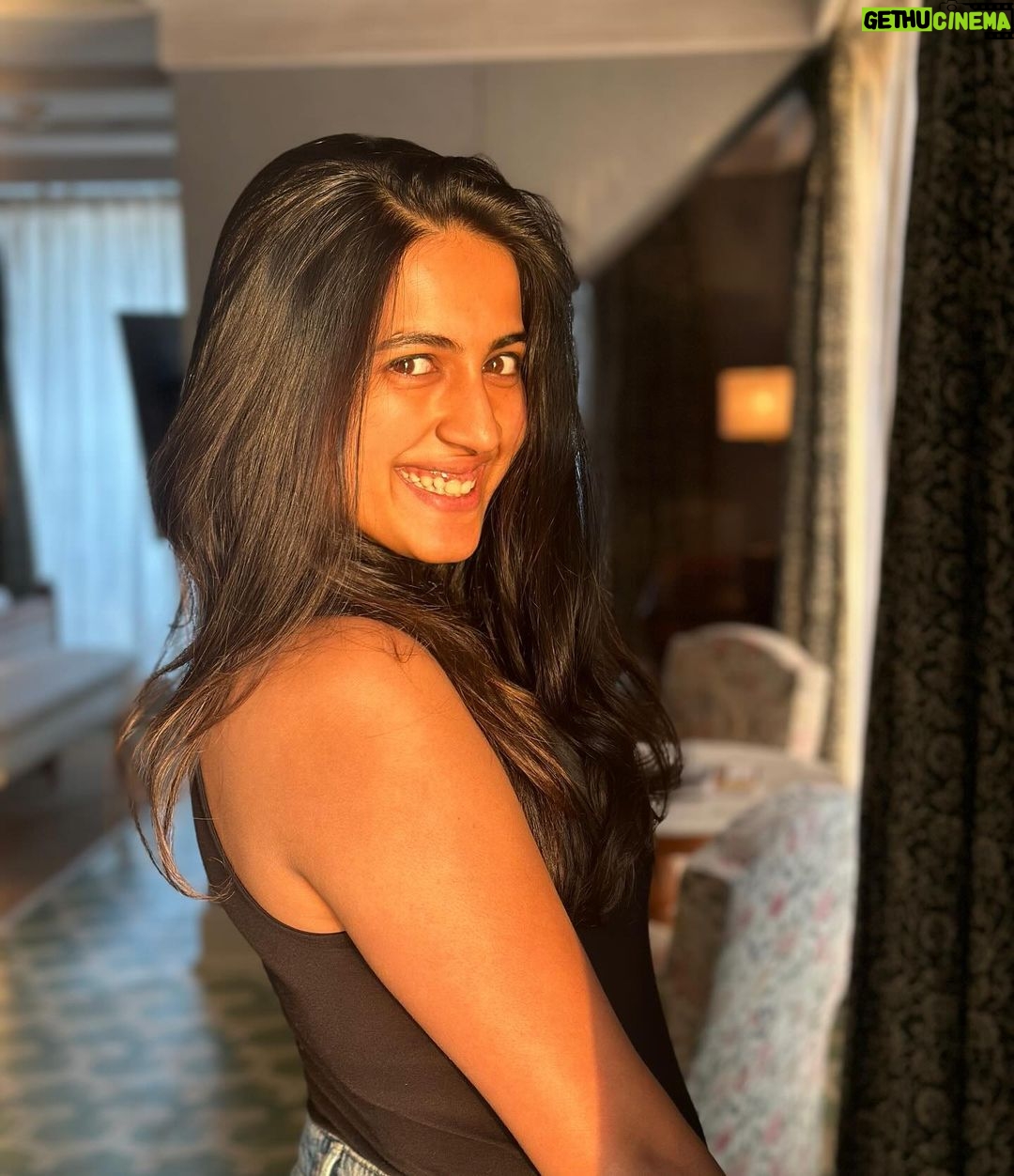 Niharika Konidela Instagram - Magic light in Mumbai 🌞 . P.C. Director ma’am @_swat04