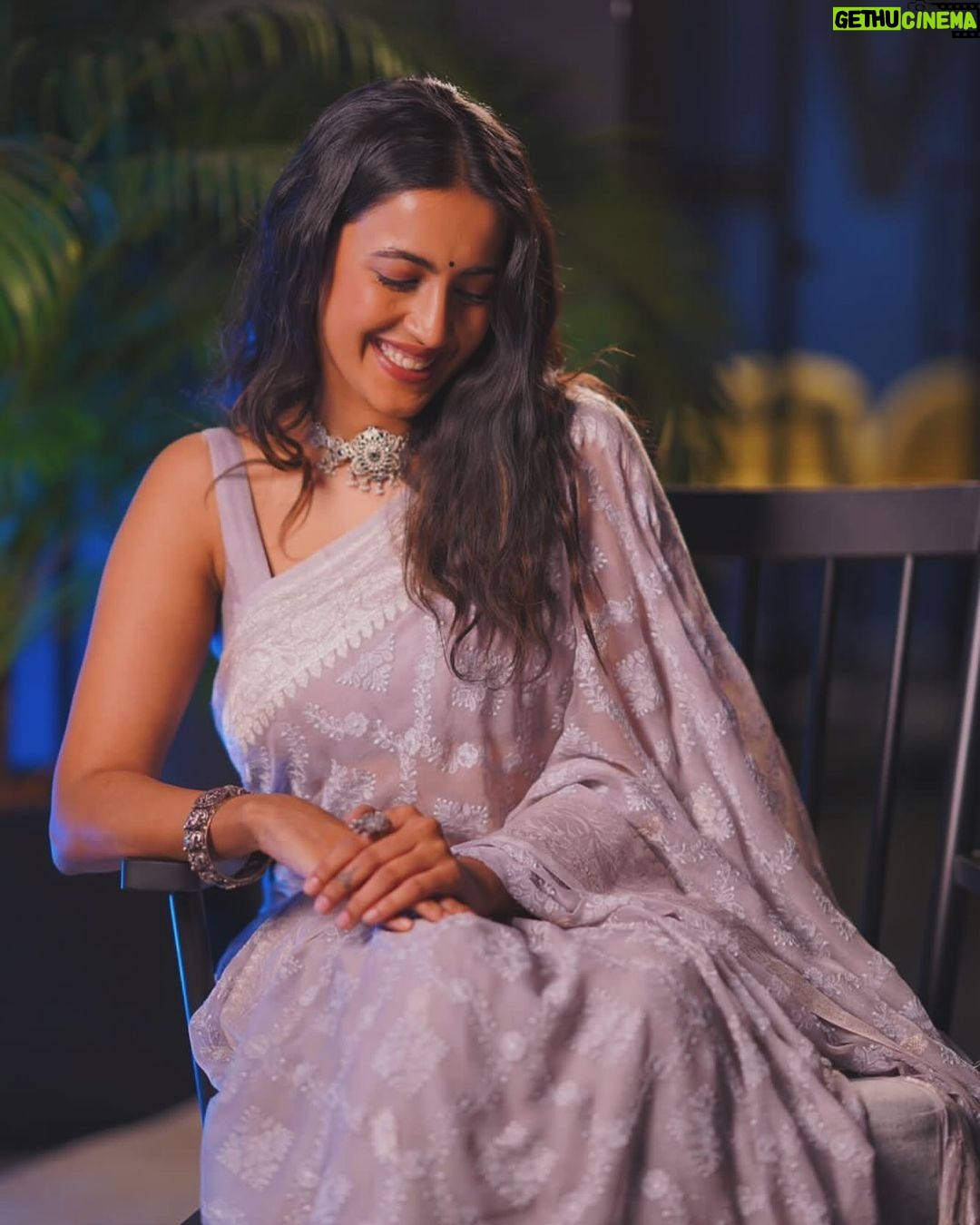 Niharika Konidela Instagram - Akkadakkada puvvu, navvu , prema alaantivi veskovali 💕