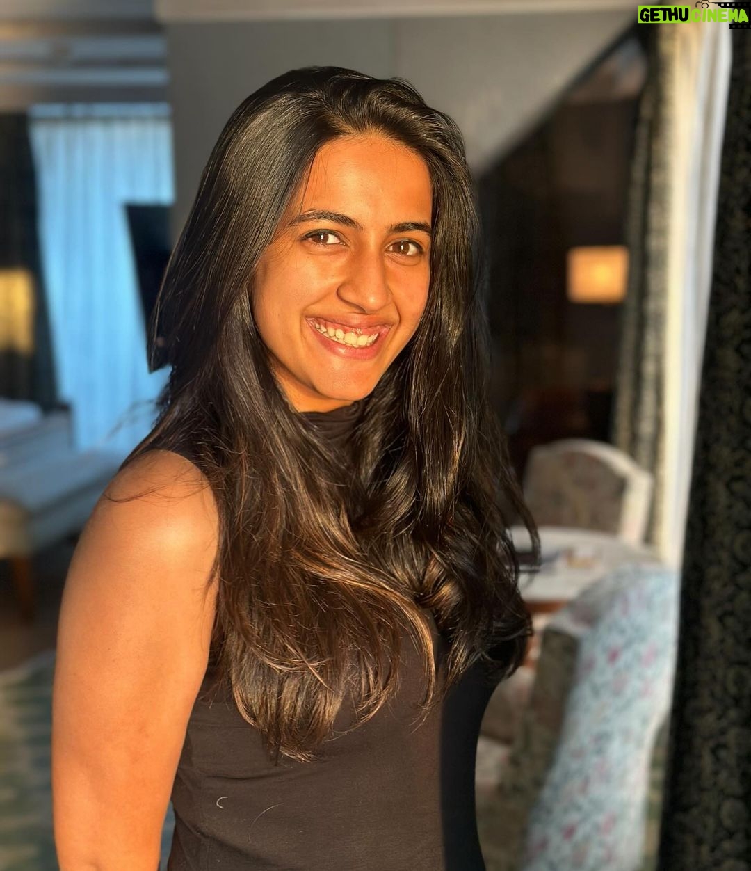 Niharika Konidela Instagram - Magic light in Mumbai 🌞 . P.C. Director ma’am @_swat04