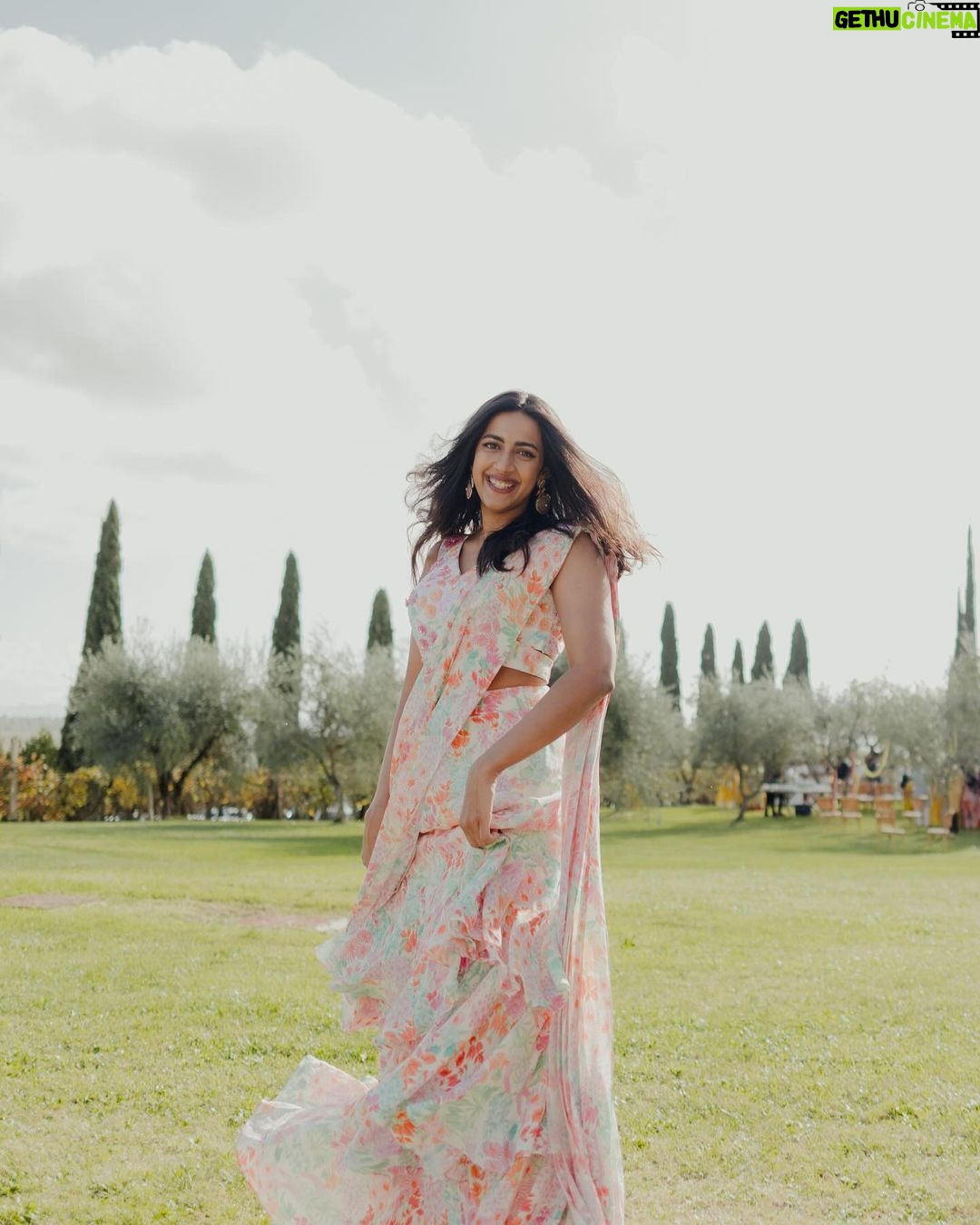 Niharika Konidela Instagram - Swaying to my own song.. 🎶 @ashwin_ash1 @hassankhan_3 @varunchakkilam
