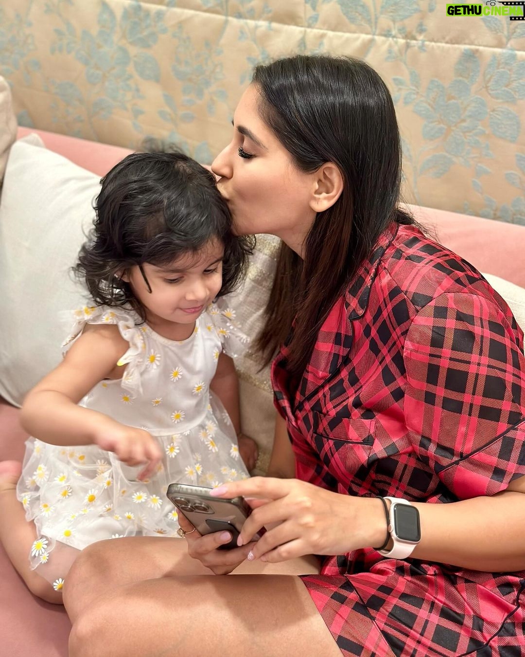 Nikita Dutta Instagram - Recent observation: The amount you fight with your sibling is directly proportional to how much you are obsessed with her offsprings 🩷 Shall miss you @naan_bai 🤗 BRB. Emma cry a little now 🥺