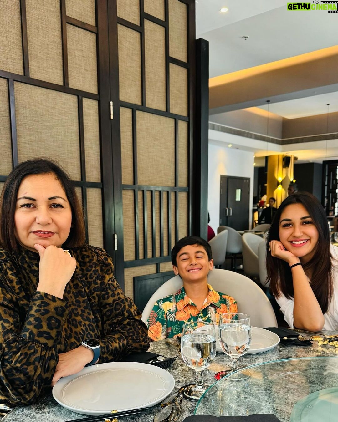 Nikita Dutta Instagram - Brought in 2024 with my best people and a hug sandwich. Happy new year from us 🩷💫
