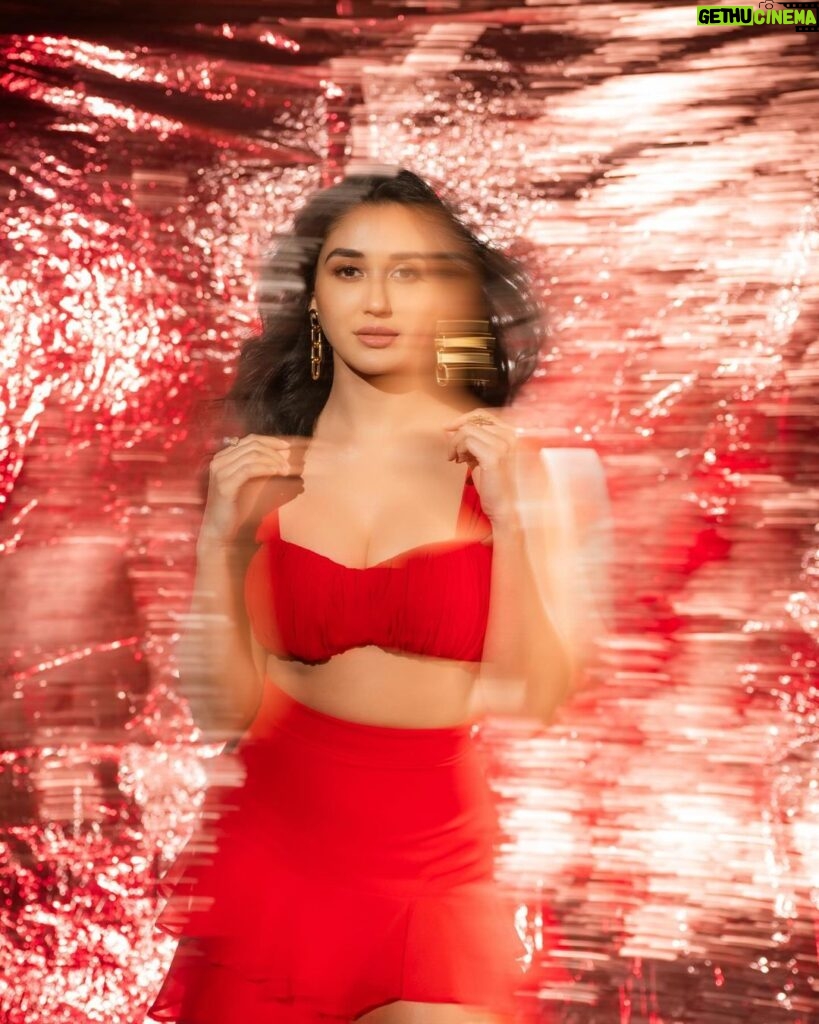 Nikita Dutta Instagram - This ain’t blur, the world is spinning too fast!🫠♥ . . . . . Make up: @poonamsrv Hair: @guddetisavvy 📸: @deepak_das_photography Styled by @vidyulaa Assisted by @fpramod @yiniii_111 Outfit: @labelvirgoism