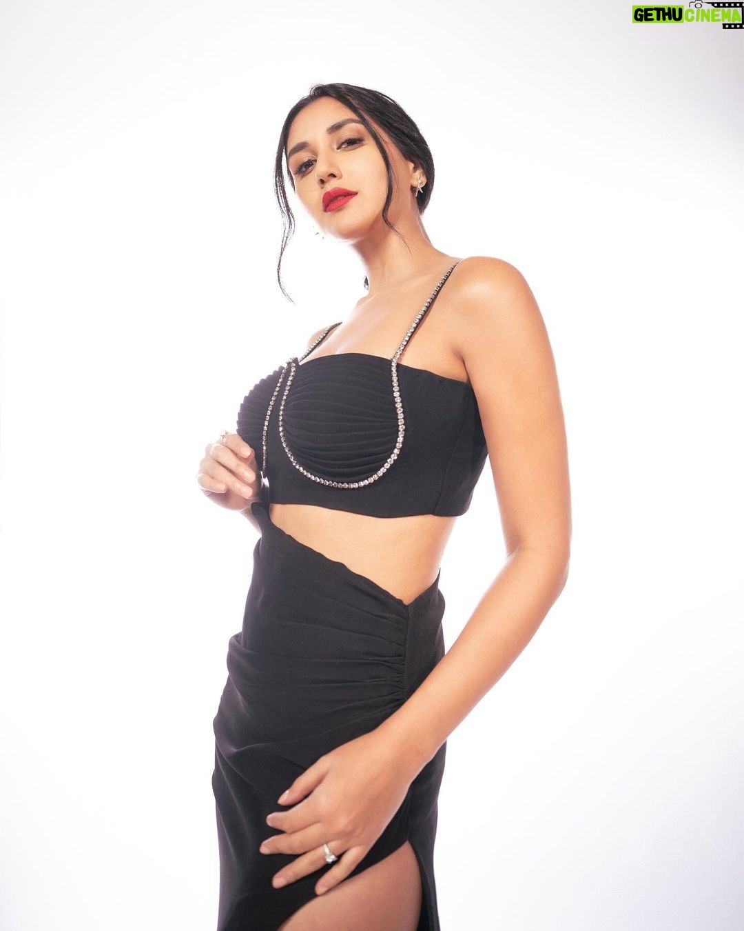 Nikita Dutta Instagram - Matte black with a hint of sparkle kinda energy 🖤 ✨ . . . . 📸: @deepak_das_photography Make up: @poonamsrv Hair: @guddetisavvy Styled by @vidyulaa Assisted by @fpramod Wearing @ranbirmukherjeeofficial Earrings by @houseofmitti