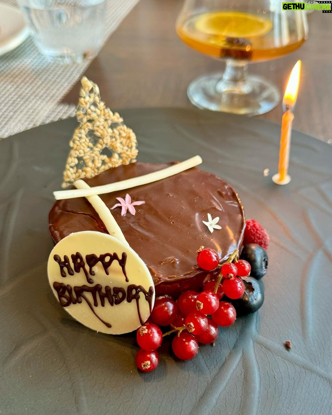 Nikita Dutta Instagram - Yesterday’s dump. It’s been a year of some amazing experiences and some lessons learned the hard way. Can only be grateful for both. 🧿 🙏 Thank you for every wish I received yday. Was a lovely day with my favourite humans and great food around 😬🩷