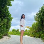 Nikita Dutta Instagram – POV: it’s Thursday morning and you are thinking of the last time you were on a vacation watching sunsets and a clear sky 🥲🌻

Outfit: @jaferalimunshi @ankitha_chauhan @shaakha_online @offbeatmediain
Footwear: @eight_india
📍: @hideawaybeachmaldives @signaturecollectionmaldives @lilytoursmaldives 
#throwbackthursday #Maldives