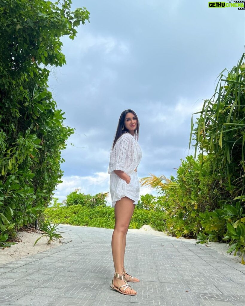 Nikita Dutta Instagram - POV: it’s Thursday morning and you are thinking of the last time you were on a vacation watching sunsets and a clear sky 🥲🌻 Outfit: @jaferalimunshi @ankitha_chauhan @shaakha_online @offbeatmediain Footwear: @eight_india 📍: @hideawaybeachmaldives @signaturecollectionmaldives @lilytoursmaldives #throwbackthursday #Maldives