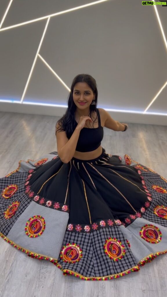 Nikita Dutta Instagram - Now years old when I discovered this hack of getting the perfectly settled skirt post a twirl 😛 Courtesy: @thangaatgarba 💛 . #NavratriIsComing 💃 #RuperiValut . . P.S.: this song and @jonitamusic ‘s voice 🤌🩷