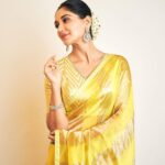 Nikita Dutta Instagram - In a yellow saree showering your feed with yelloads of love. 💛 🌹 . . . . . . 📸: @saurabh_sonkar HMU: @dellsi.mody @hairstylebysudha Saree: @sobariko Accessories: @ut_jewellery_by_harveen @goldenwindow @ishhaara Styled by @shrushti_216