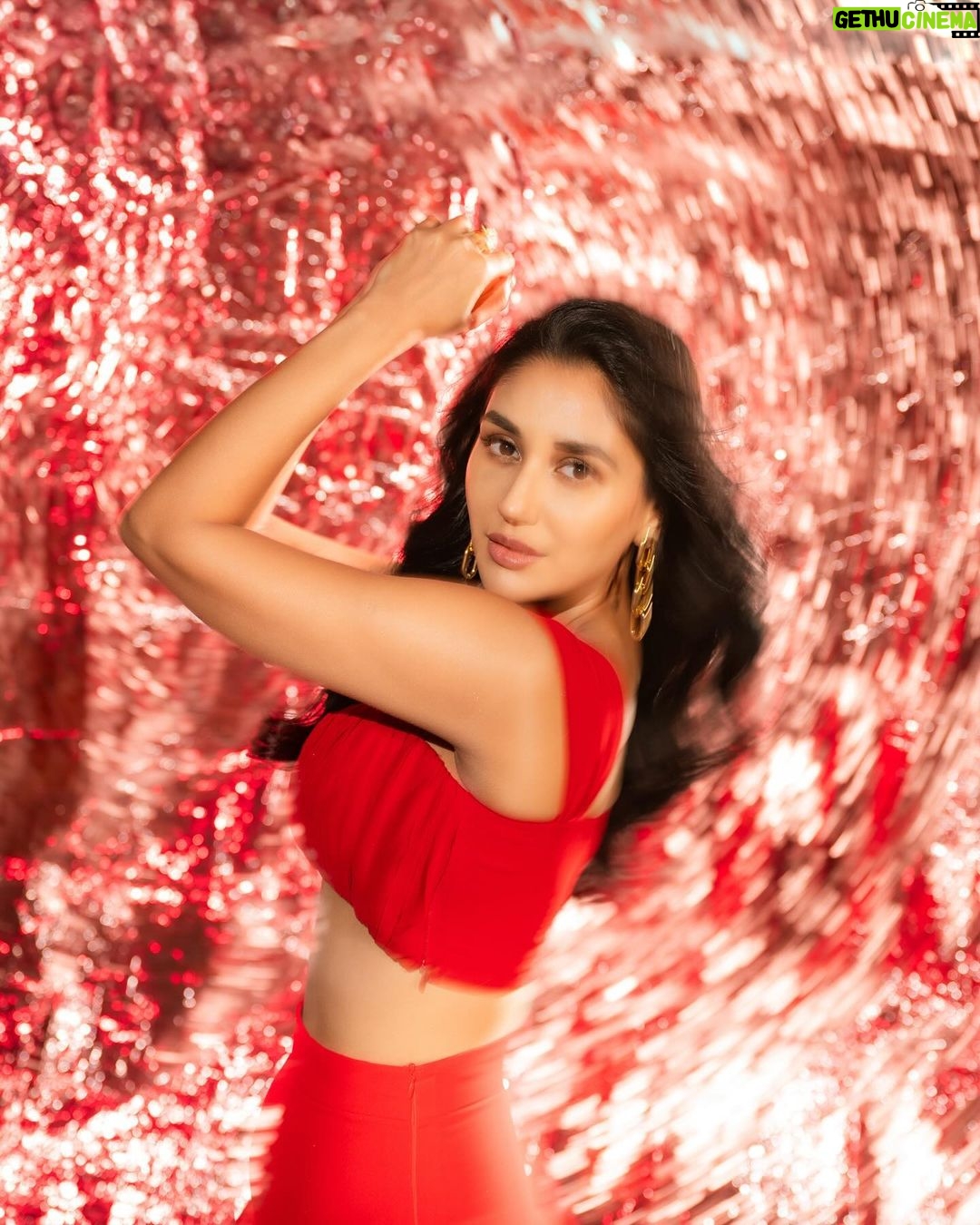 Nikita Dutta Instagram - This ain’t blur, the world is spinning too fast!🫠♥️ . . . . . Make up: @poonamsrv Hair: @guddetisavvy 📸: @deepak_das_photography Styled by @vidyulaa Assisted by @fpramod @yiniii_111 Outfit: @labelvirgoism