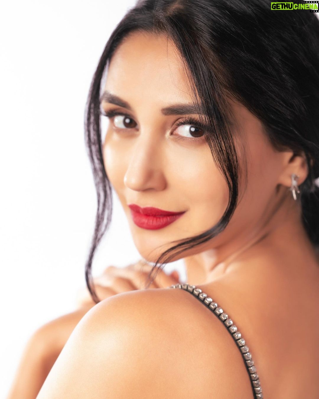 Nikita Dutta Instagram - Stressed and red lipstick obsessed ππ . . . . . πΈ: @deepak_das_photography Styled by @vidyulaa Assisted by @fpramod Make up: @poonamsrv Hair: @guddetisavvy Wearing @ranbirmukherjeeofficial Earrings @houseofmitti Managed by @janviiishettyyy