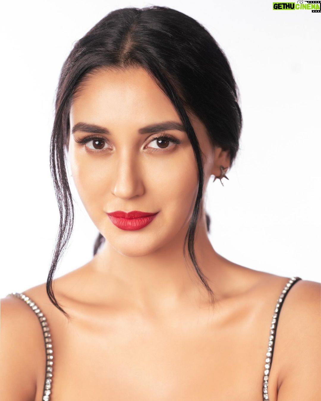 Nikita Dutta Instagram - Stressed and red lipstick obsessed ππ . . . . . πΈ: @deepak_das_photography Styled by @vidyulaa Assisted by @fpramod Make up: @poonamsrv Hair: @guddetisavvy Wearing @ranbirmukherjeeofficial Earrings @houseofmitti Managed by @janviiishettyyy